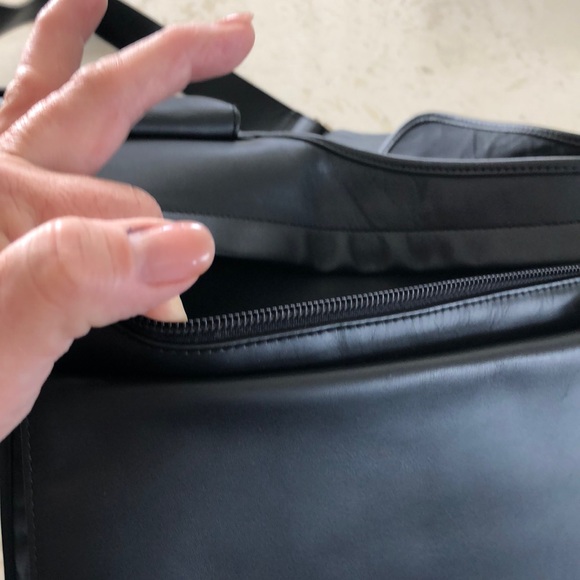 VINTAGE SALVATORE FERRAGAMO BLACK MESSENGER BAG - Picture 5 of 6